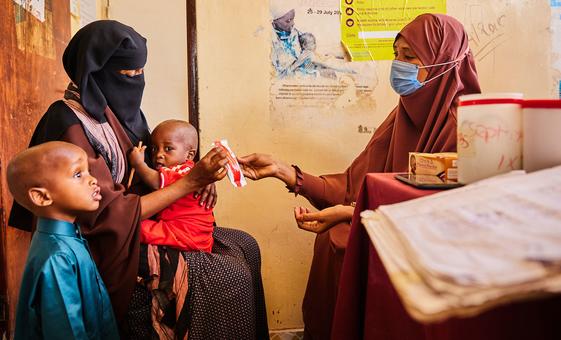 يحصل الأطفال على عبوات من الأغذية العلاجية الجاهزة للاستخدام في مركز صحي في مقاطعة غاريسان كينيا.